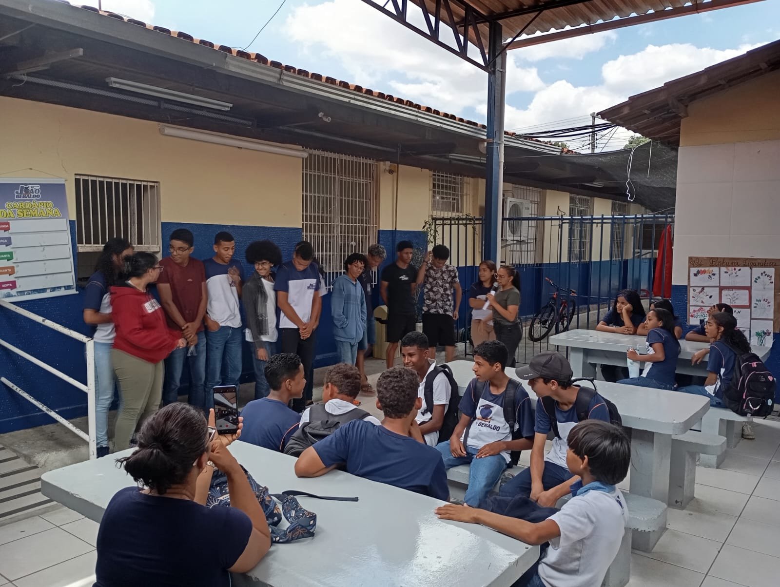 Alunos recebendo certificados na formatura