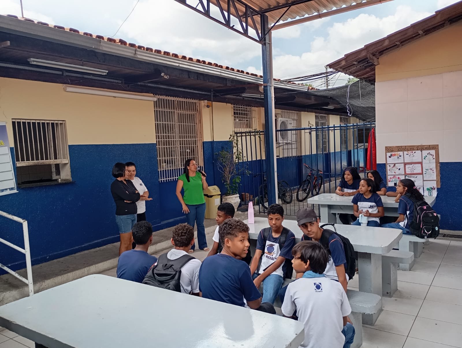 Grupo de alunos no refeitório