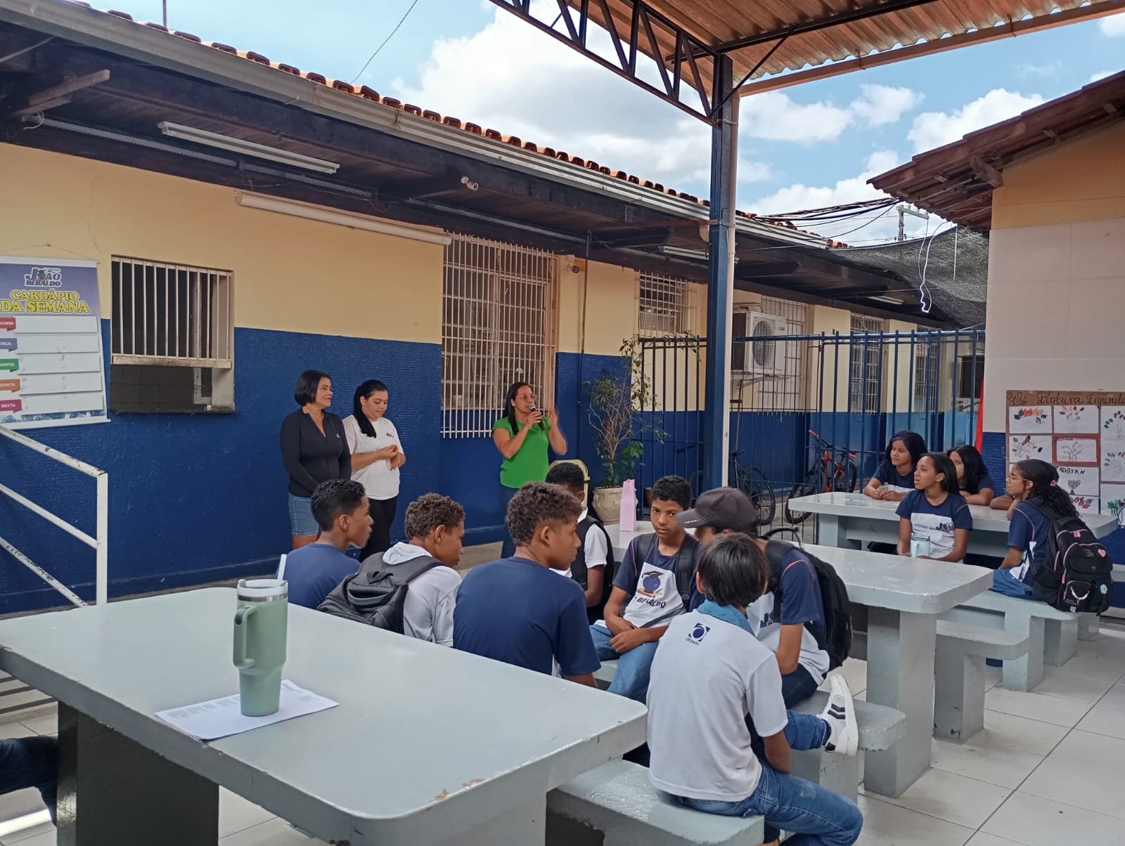 Alunos trabalhando em equipe