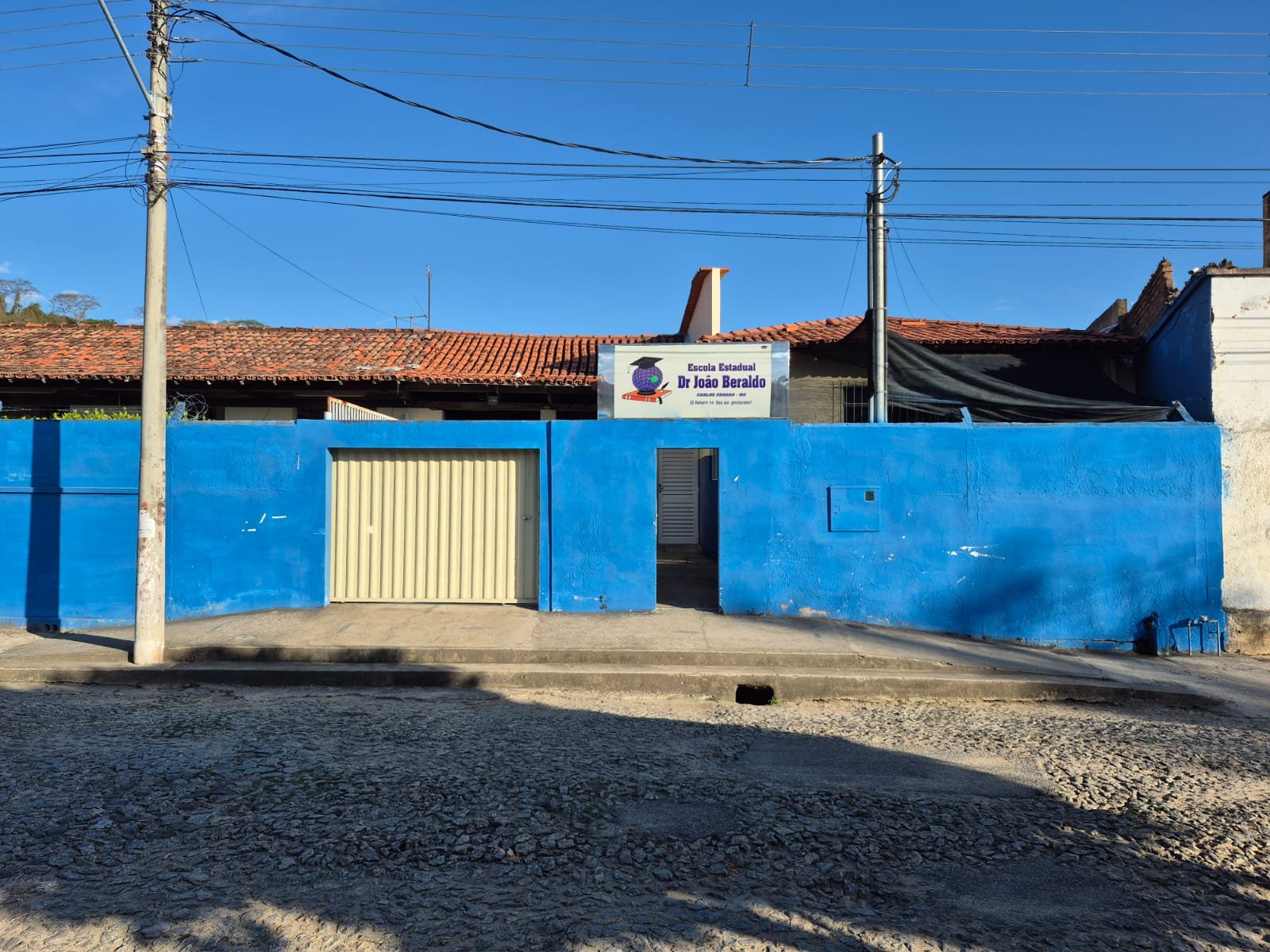 Fachada principal da Escola